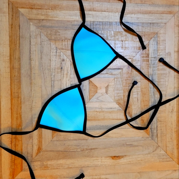 2 for $20 🌈 Triangl Bikini top - Picture 1 of 3